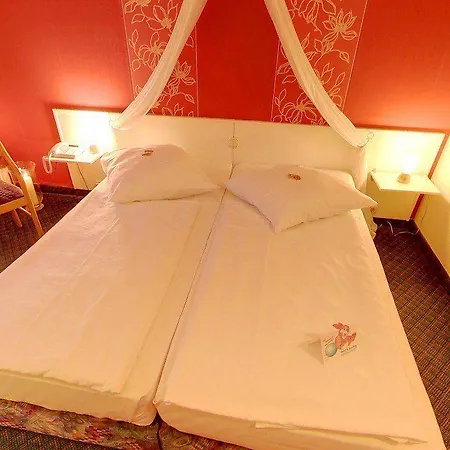 فندق Jembo Park 3*